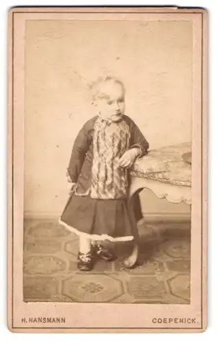 Fotografie H. Hansmann, Coepenick, Portrait hübsch gekleidetes Mädchen an Hocker gelehnt