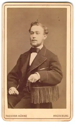 Fotografie Theodor Höhne, Magdeburg, Portrait junger Herr im Anzug mit Fliege und Bart