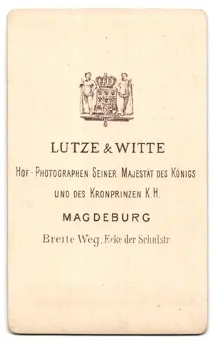 Fotografie Lutze & Witte, Magdeburg, Portrait stattlicher Herr im Anzug mit Fliege