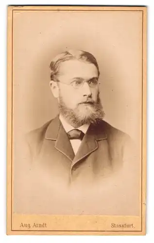 Fotografie Aug. Arndt, Stassfurt, Portrait stattlicher Herr mit Brille und Backenbart