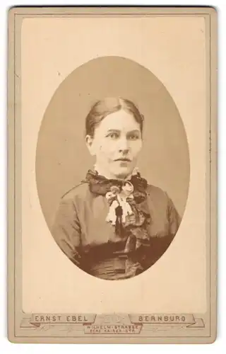 Fotografie Ernst Ebel, Bernburg, Brustportrait bürgerliche Dame mit zurückgebundenem Haar