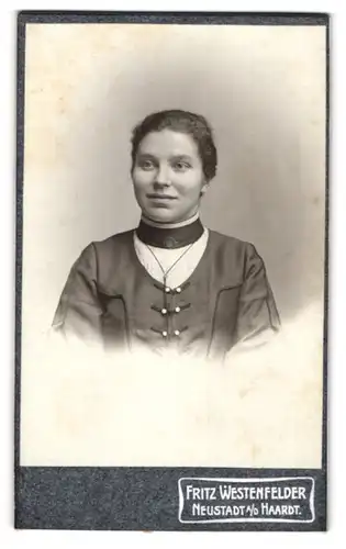 Fotografie Fritz Westenfelder, Neustadt a / d. Haardt, Portrait junge Dame mit zurückgebundenem Haar