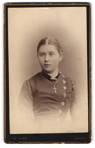 Fotografie Philipp Hahn, Landau i / Pf., Portrait junge Dame mit Kragenbrosche und Kreuzkette