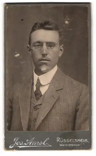 Fotografie Josef Amsl, Rüsselsheim a / Main, Portrait junger Herr im Anzug mit Krawatte und Zwicker