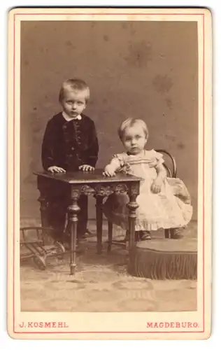 Fotografie J. Kosmehl, Magdeburg, Portrait Kinderpaar in hübscher Kleidung am Tisch