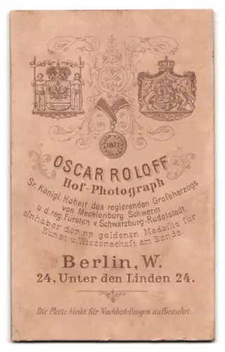 Fotografie Oscar Roloff, Berlin-W, Portrait bürgerliche Dame mit Kragenbrosche