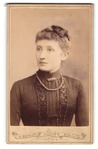 Fotografie H. Zeidler, Berlin-SW, Portrait bürgerliche Dame mit Kragenbrosche und Halskette