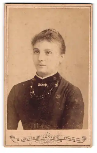 Fotografie H. Zeidler, Berlin-SW, Portrait junge Dame mit Kragenbrosche und Halskette