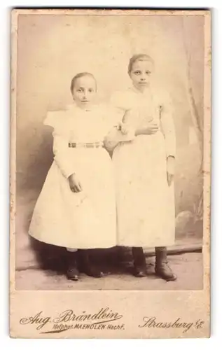 Fotografie Aug. Brändlein, Strassburg i / E., Portrait zwei junge Mädchen in weissen Kleidern