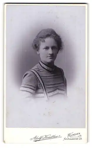 Fotografie Adolf Koestler, München, Portrait junge Dame in modischer Kleidung mit Kragenbrosche