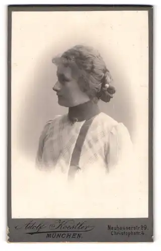 Fotografie Adolf Koestler, München, Portrait modisch gekleidete Dame mit Kragenbrosche