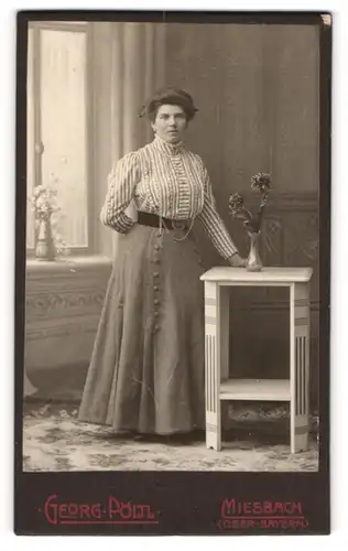 Fotografie Georg Pöltl, Miesbach / Ober-Bayern, Portrait bürgerliche Dame in modischer Bluse an Tisch gelehnt