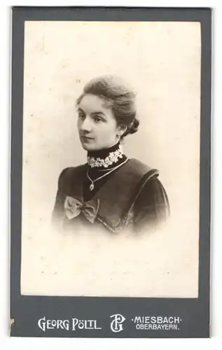 Fotografie Georg Pöltl, Miesbach / Oberbayern, Portrait junge Dame im hübschen Kleid mit Halskette