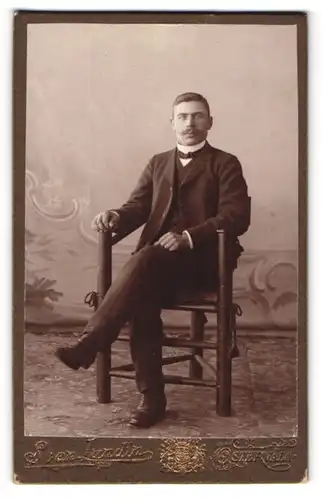 Fotografie Sven Lundin, Östervala, Portrait stattlicher Herr in modischer Kleidung auf Stuhl sitzend