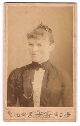 Fotografie H. Zeidler, Berlin-SW, Portrait junge Dame mit Hochsteckfrisur und Kragenbrosche