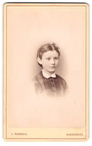 Fotografie Julius Kosmehl, Magdeburg, Portrait junges Mädchen im karierten Kleid