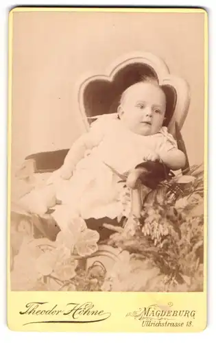 Fotografie Theodor Höhne, Magdeburg, Portrait niedliches Baby im weissen Taufkleidchen