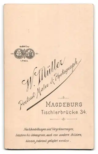 Fotografie W. Müller, Magdeburg, Portrait junger Mann mit Zwicker im Jackett
