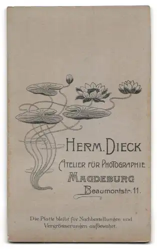 Fotografie Herm. Dieck, Magdeburg, Portrait blonder charmanter Mann in Fliege und Jackett