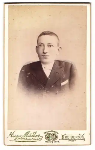 Fotografie Hugo Müller, Freiberg i. S., Portrait charmanter junger Mann in elegantem Jackett
