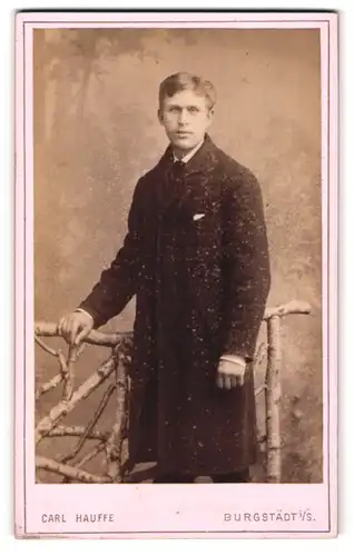 Fotografie Carl Hauffe, Burgstädt i. S., Portrait charmant blickender Mann im eleganten Mantel