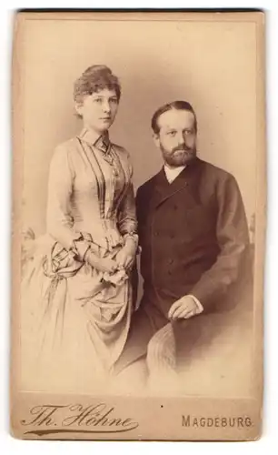 Fotografie Th. Höhne, Magdeburg, Portrait elegant gekleidetes Paar