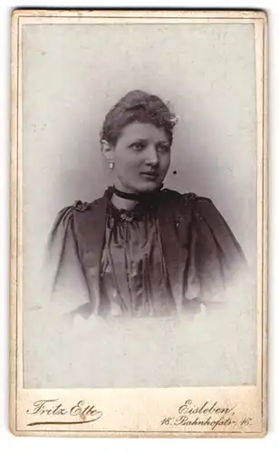 Fotografie Fritz Ette, Eisleben, Portrait bildschönes Fräulein in prachtvoller Bluse