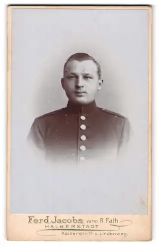Fotografie Ferd. Jacobs, Halberstadt, Portrait charmanter junger Soldat in interessanter Uniform