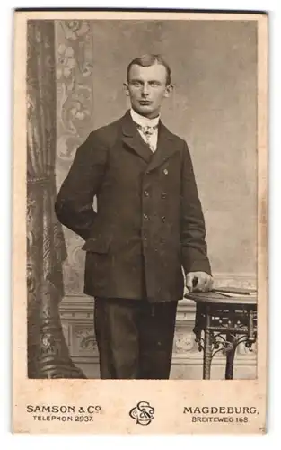 Fotografie Samson & Co., Magdeburg, Portrait stattlicher junger Mann im eleganten Anzug