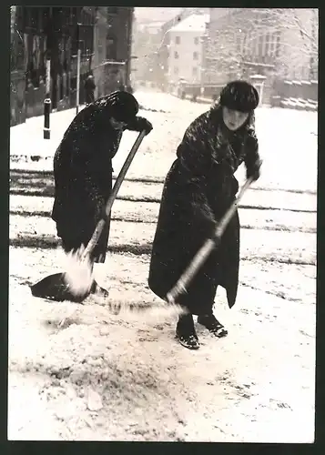 Fotografie Ansicht Wien, Frauen schippen Schnee vom Gehweg