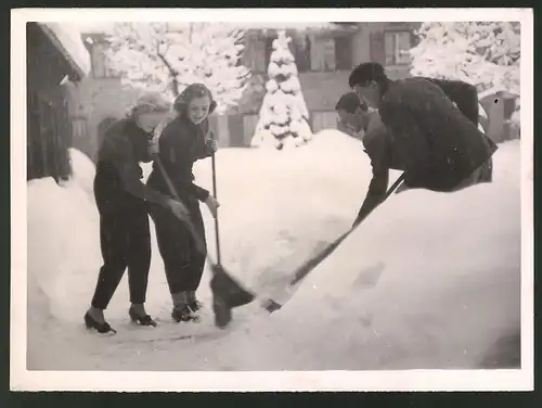 Fotografie Ansicht Garmisch, Ungarische Eiskunstläufer Kalley, v. Kartak, und Geschwister Botond beim Schneeschippen