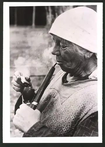 Fotografie Frau aus dem Montavon-Tal im Vorarlsberg mit Tabakpfeife