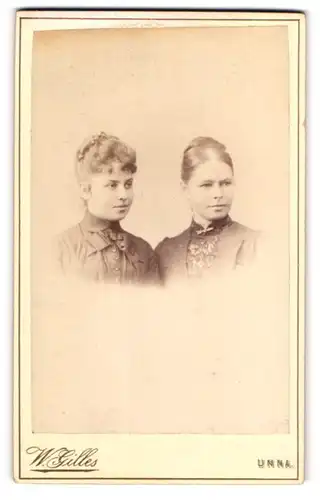 Fotografie W. Gilles, Unna, Portrait zwei junge Damen in hübscher Kleidung
