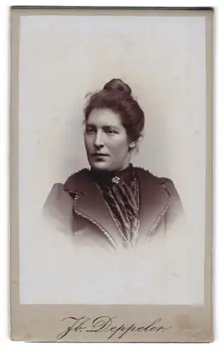 Fotografie J. Deppeler, Bern, Portrait bürgerliche Dame mit Hochsteckfrisur und Kragenbrosche