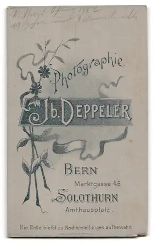 Fotografie J. Deppeler, Bern, Portrait bürgerliche Dame mit Hochsteckfrisur und Kragenbrosche