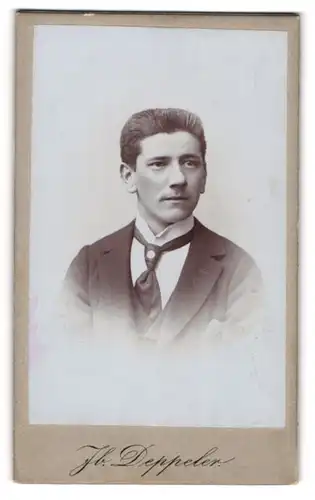 Fotografie Jb. Deppeler, Bern, Portrait junger Herr im Anzug mit Krawatte
