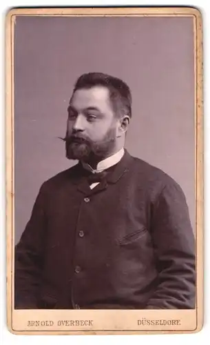 Fotografie Arnold Overbeck, Düsseldorf, Portrait stattlicher Herr mit Fliege und Vollbart