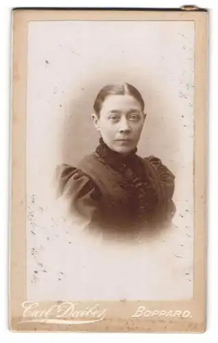 Fotografie Carl Daiber, Boppard, Portrait bürgerliche Dame mit zurückgebundenem Haar