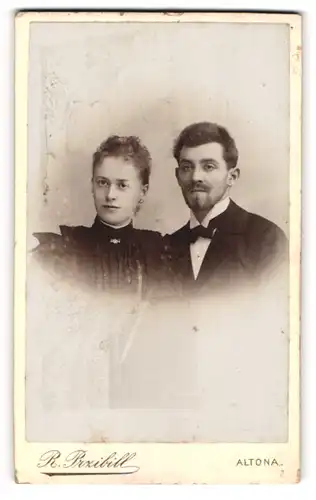Fotografie R. Przibill, Altona, Portrait bürgerliches Paar in eleganter Kleidung