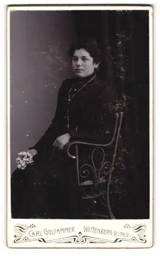 Fotografie Carl Goldammer, Wittenberg, Portrait bürgerliche Dame mit Blumen auf Stuhl sitzend