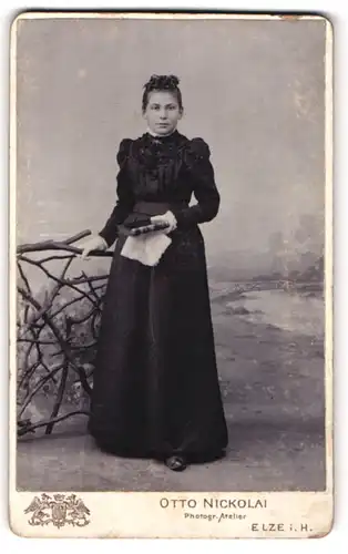 Fotografie Otto Nickolai, Elze i. H., Portrait junge Dame im schwarzen Kleid mit Buch