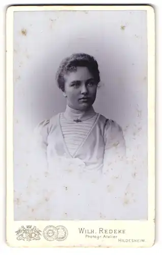 Fotografie Wilh. Redeke, Hildesheim, Portrait junge Dame mit zurückgebundenem Haar