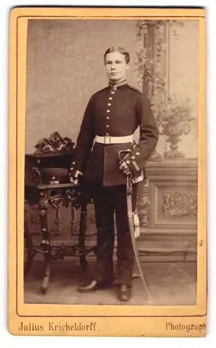 Fotografie Julius Kricheldorff, Berlin, Portrait Soldat in Uniform mit Säbel