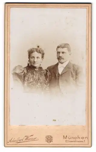 Fotografie Adalbert Werner, München, Portrait bürgerliches Paar in hübscher Kleidung