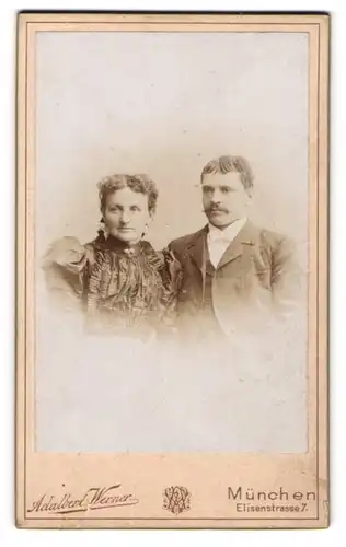 Fotografie Adalbert Werner, München, Portrait bürgerliches Paar in hübscher Kleidung