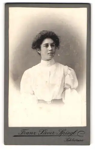 Fotografie Franz Xaver Spiegl, München, Portrait junge Dame in zeitgenössischer Kleidung