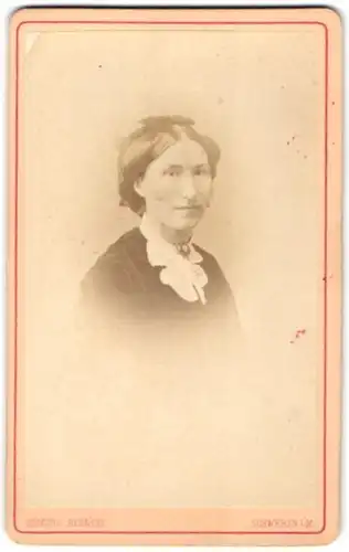 Fotografie Edmund Behncke, Schwerin i / M., Portrait bürgerliche Dame mit Kragenbrosche