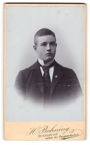 Fotografie H. Behning, Buxtehude, Portrait junger Mann im Anzug mit Krawatte
