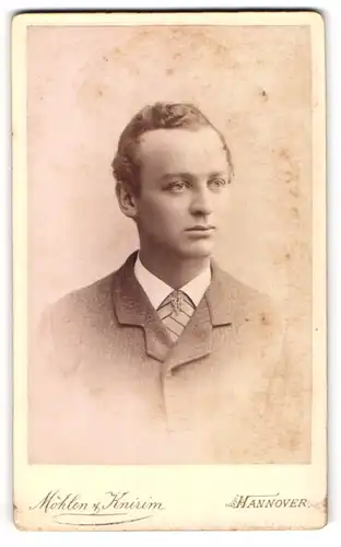 Fotografie Möhlen & Knirim, Hannover, Portrait junger Mann in modischer Kleidung mit Krawatte
