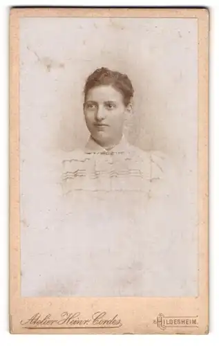 Fotografie Heinr. Cordes, Hildesheim, Portrait junge Dame mit zurückgebundenem Haar